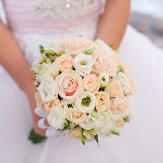 Букет невесты из роз и эустом «Музыка счастья»