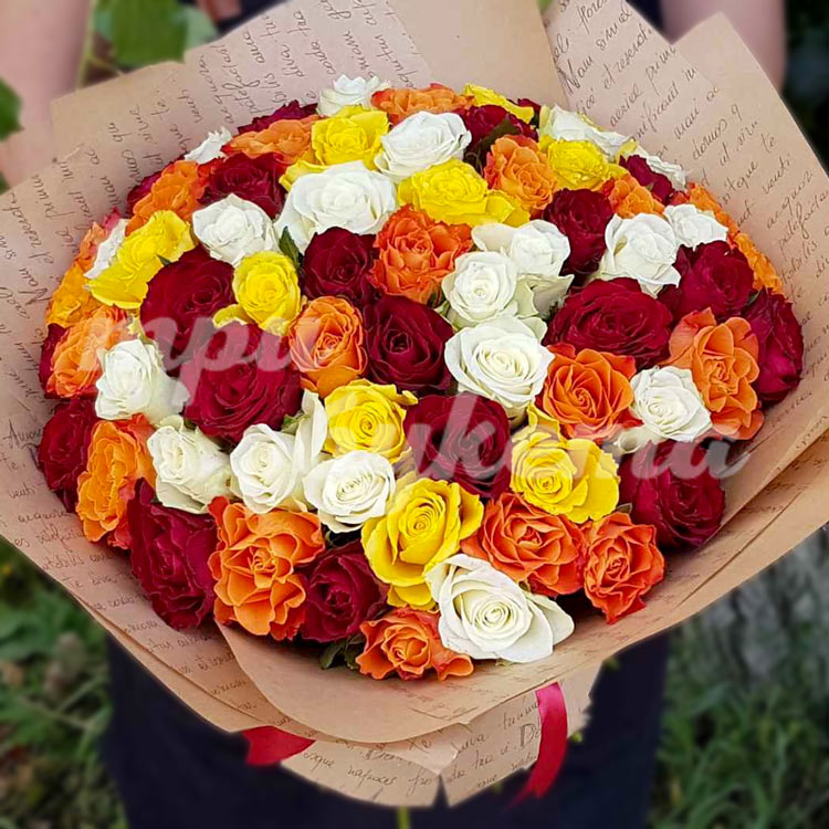 Разноцветный букет из роз (на фоне дерева)