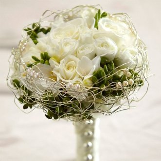 Букет невесты из белых роз и фрезий «Магия дня»