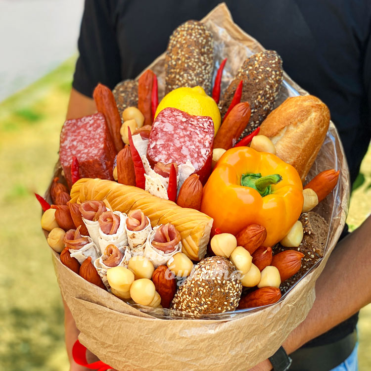 Букет с колбасой L (в руках флориста)