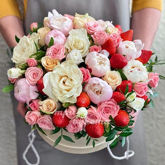 Композиция из клубники и цветов