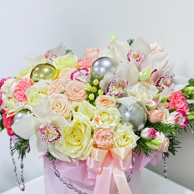 Цветы на новый год в коробке (крупный план)