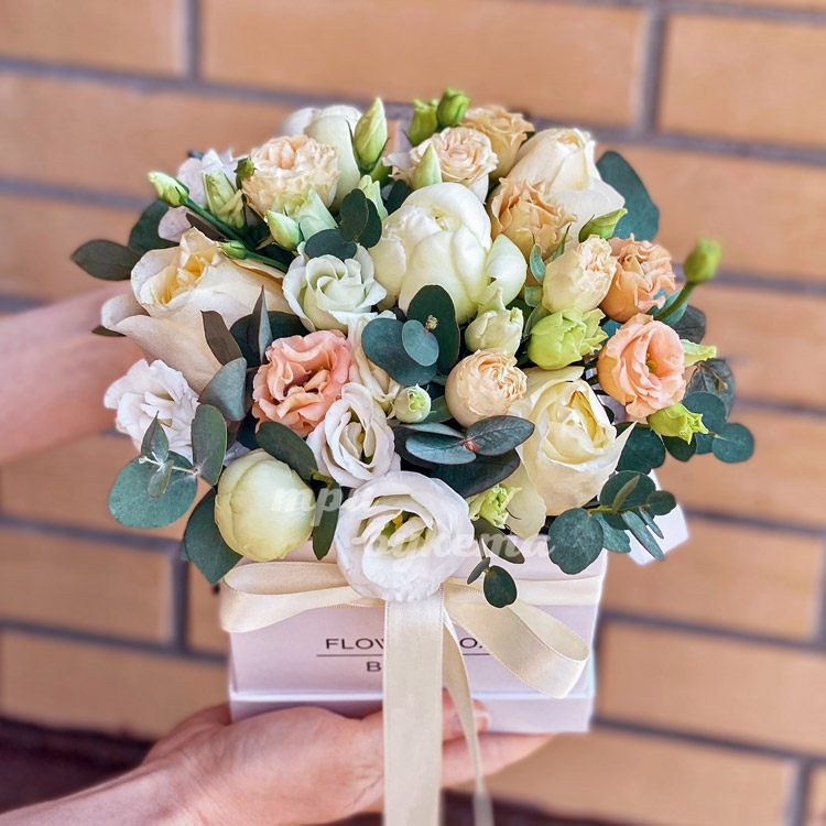 Эустомы и розы в коробке (на фоне стены)