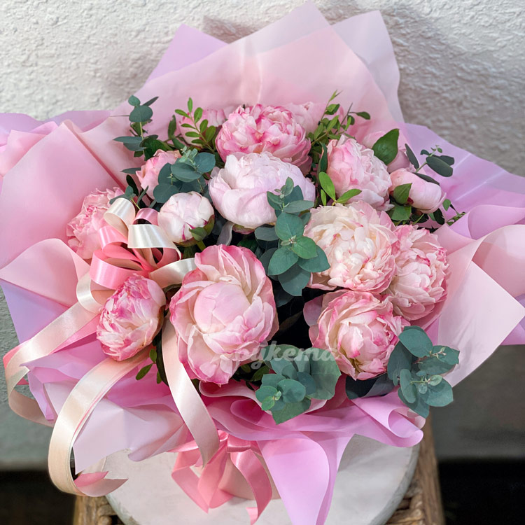 Бархатные пионы в шляпной коробке (вид сверху)