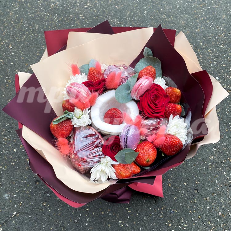 Букет из кокоса и макарунов (крупный план)