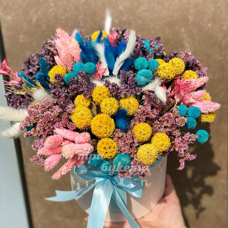 Композиция из сухоцветов в коробке