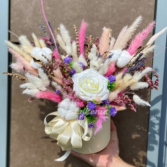 Лаванда и роза в шляпной коробке