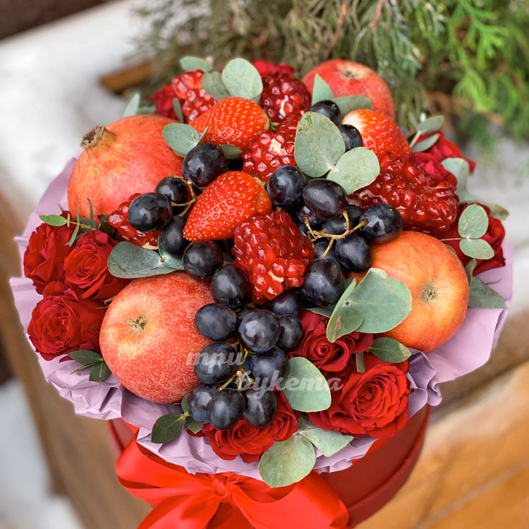 Фрукты и цветы в новогодней коробке (приближенный вид)