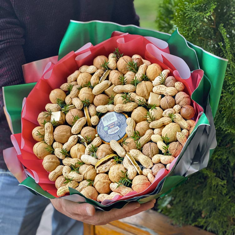 Композиция из орехов и меда (на фоне кипариса)