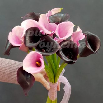 Букет из розовых и черных калл