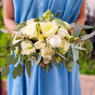 Букет невесты из роз и эустом