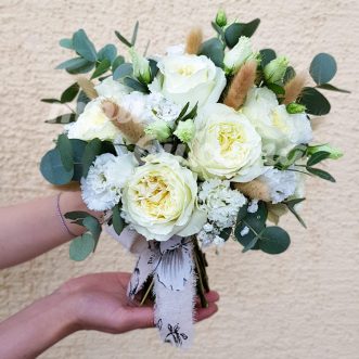 Букет невесты из роз и эвкалипта