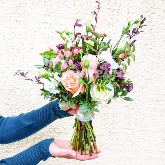 Букет невесты из роз и гиперикума