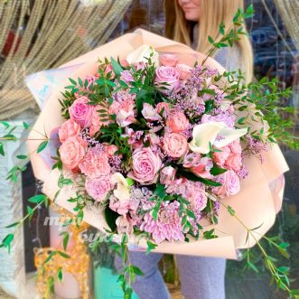 Букет из роз и хризантем в крафте