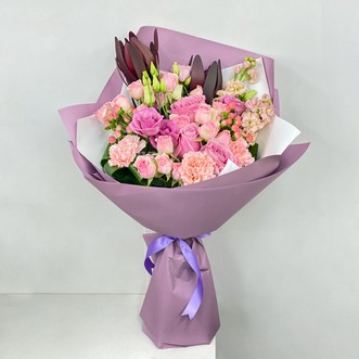 Букет из розовых роз и диантусов