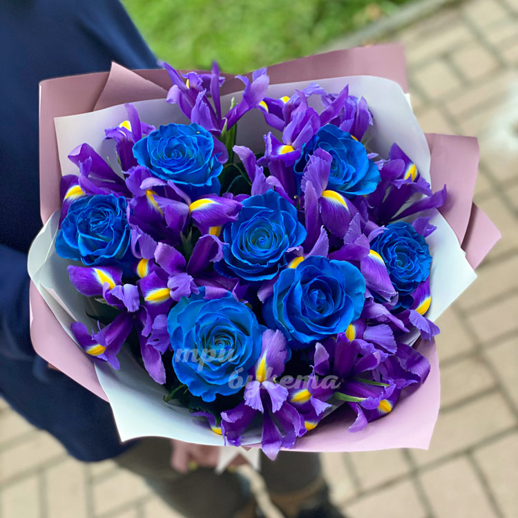 Букет из синих роз и ирисов (вид сверху)
