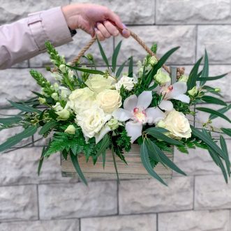 Орхидеи, розы и эустомы в ящичке