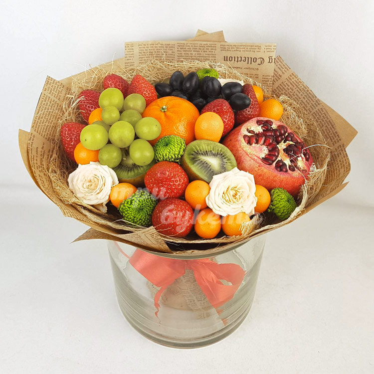 Букет из клубники, винограда и киви (вид сверху)