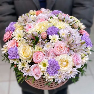 Корзина хризантем, гвоздик и роз
