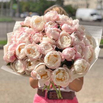 Пышный букет из 51 пиона