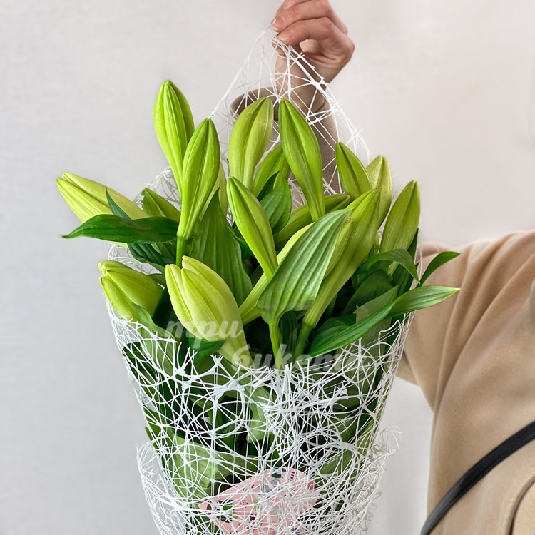 Букет из 3 стеблей лилии (крупный план)