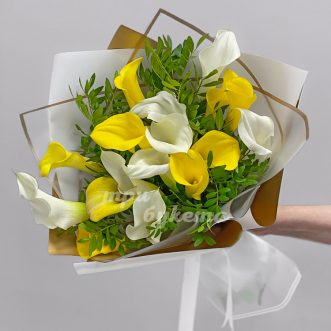 Букет желтых и белых калл