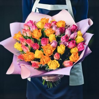Букет из 45 цветных кенийских роз