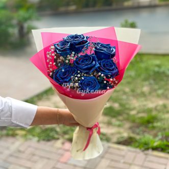 Букет из 7 синих роз с гипсофилой