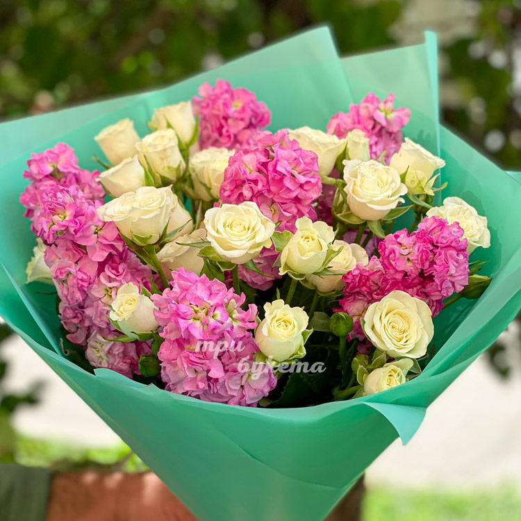 Букет розовых маттиол и кремовых роз (крупный план)