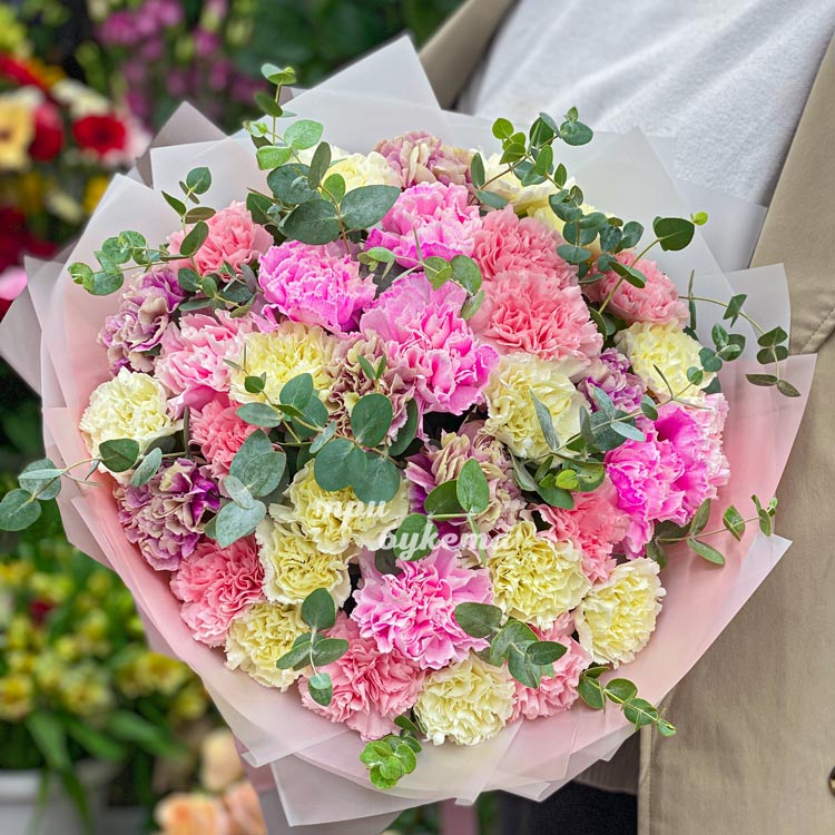 Букет 35 цветных гвоздик с эвкалиптом (крупный план вид сверху)