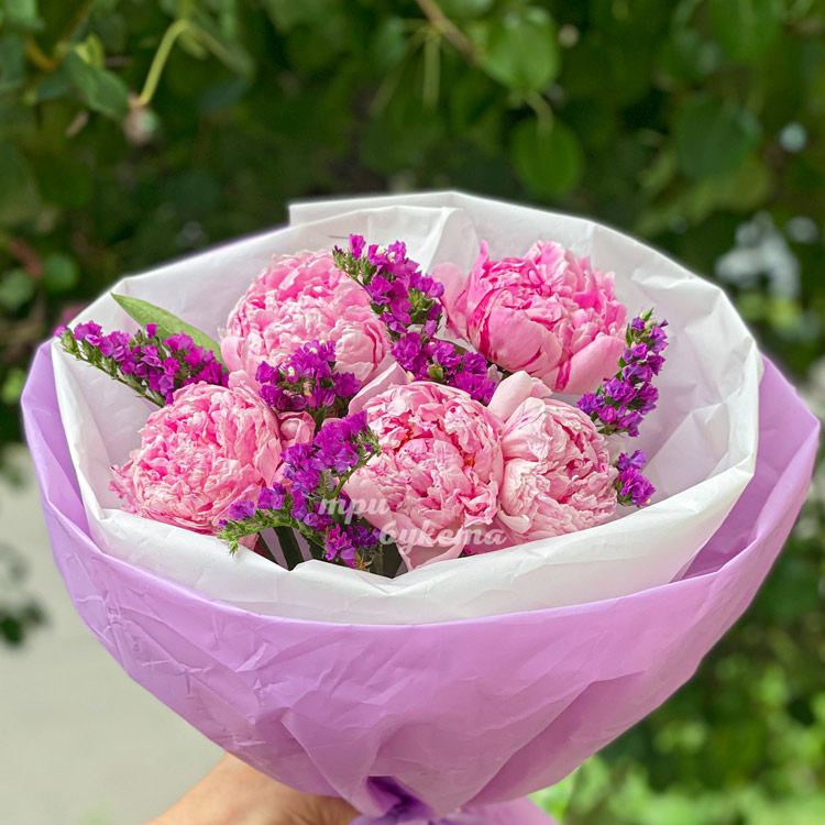 Букет 5 розовых пионов со статицей (крупный план)