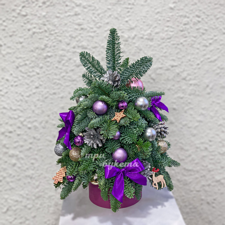 Елочка настольная с бантами и игрушками