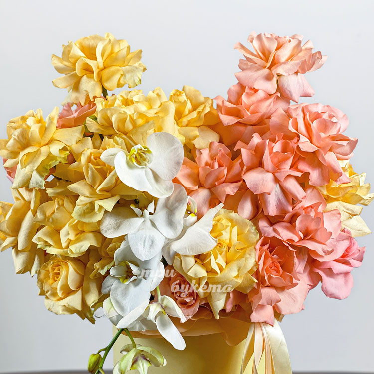 Коробка с желтыми и персиковыми розами (крупный план)