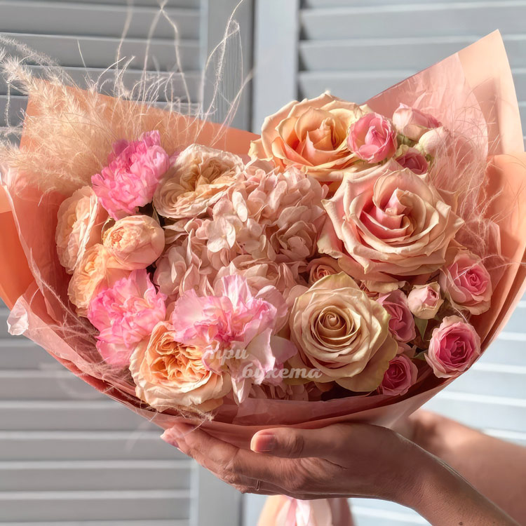 Сборный букет кремовых гортензий и роз (крупный план)