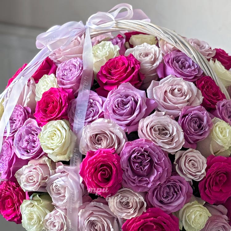 Микс из 101 розы Эквадор в корзине (крупный план)