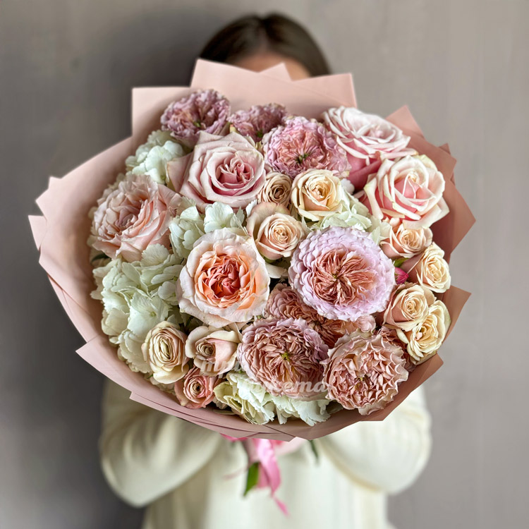 Нежно-розовый букет пионовидных и кустовых роз (вид сверху)